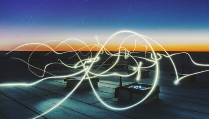 Energy efficient building with rooftop light trails